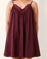 Robe de nuit mini ample et fluide en satin bordeaux pour femme, col en V, avec nœud sur le devant, bretelles spaghetti et bordure en dentelle, style décontracté