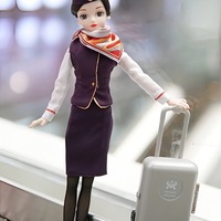 Poupée vinyle personnalisée de haute qualité de 12 pouces, vêtements personnalisés d'hôtesse de l'air, uniforme en soie noire, jouet pour fille