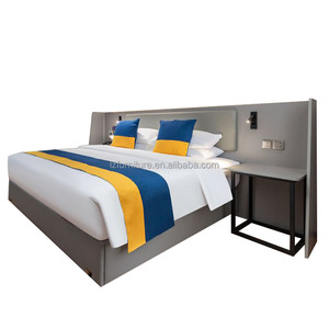 Lit d'hôtel moderne avec tête de lit capitonnée, cadre de lit king size en bois à prix abordable avec table de chevet pour ensembles de chambre d'hôtel de type boutique - Product Image 1