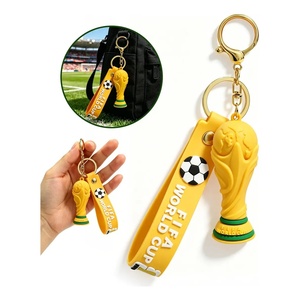 Llavero de la Copa Mundial de la FIFA con diseño de trofeo y balón de fútbol para aficionados y regalos - Product Image 1