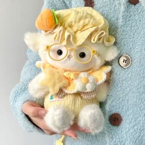 Peluche di agnello Kawaii, morbido agnello in sherpa con cappellino e bavaglino, grazioso agnello di peluche soffice, ideale come regalo, vendita all'ingrosso. - Product Image 1