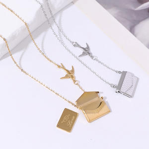 Collana con Ciondolo a Forma di Lettera e Charm a Forma di Rondine in Oro 18k, Prodotta in Cina - Product Image 2