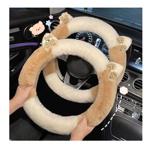 Longue peluche pelucheuse personnalisée de luxe <span class=keywords><strong>en</strong></span> laine artificielle douce <span class=keywords><strong>en</strong></span> forme d'ours <span class=keywords><strong>couvre</strong></span> <span class=keywords><strong>volant</strong></span> de voiture Intérieur de voiture <span class=keywords><strong>fourrure</strong></span> - Product Image 1