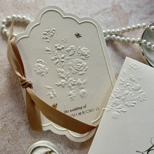 Carte de vœux en papier offset gaufré à motif floral imprimé vanille, design abeilles, impression numérique, logo personnalisé, modèle d'invitation de mariage - Product Image 1