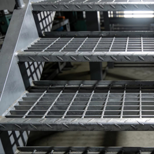 Marches d'escalier en <span class=keywords><strong>acier</strong></span> perforé antidérapantes, grilles métalliques perforées antidérapantes en <span class=keywords><strong>acier</strong></span> galvanisé pour escaliers - Product Image 1