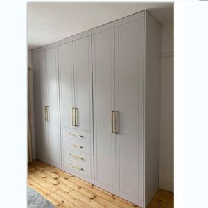 Armoire de chambre à coucher de style américain antique en bois avec portes battantes, design de designer YAMAN, avec tiroirs - Product Image 1