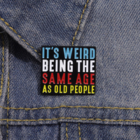 Alfileres de esmalte humorístico Es extraño tener la misma edad que las personas mayores Broches de letras coloridas para mochilas Sombreros Ropa