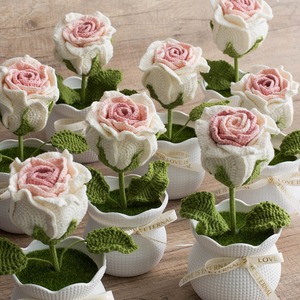 Flor de ganchillo hecha a mano con acabado personalizado, simulación de rosa en maceta, decoración de flores tejidas para escritorio de oficina. - Product Image 1