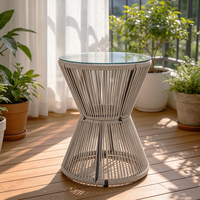 Table d'appoint ronde moderne en corde tressée pour l'extérieur avec plateau en verre trempé, table basse de patio imperméable pour jardin et balcon