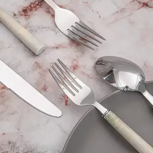 Juego de cubiertos de acero inoxidable para comedor elegante, artículos esenciales de plástico texturizado blanco claro y verde pálido para un estilo de vida refinado - Product Image 4