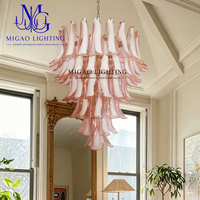 Lustre médiéval français, suspension en verre de Murano fait main à pétales superposés décalés, dégradé rose-blanc, pour l'intérieur de villa duplex