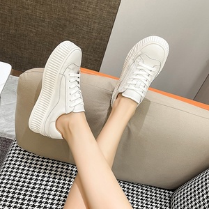 Collection Printemps 2025 – Chaussures de sport décontractées en cuir souple blanc pour femme Grape Mom, style plateforme rehaussée, vente en gros - Product Image 4