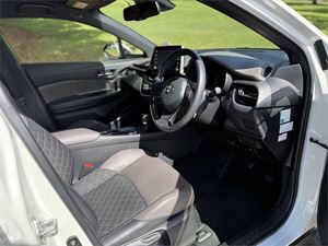 Toyota C-HR 1.8 Híbrido <span class=keywords><strong>G</strong></span> 5 Puertas SUV CVT FWD 2020 Usado, Limpio y Confortable, SUV de Seguridad, Listo para Enviar - Product Image 2