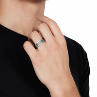 Bague de mariage pour homme Tizti en titane pur, bords échelonnés, intérieur en bois de fût de whisky, ajustement confortable, bague d'anniversaire pour homme