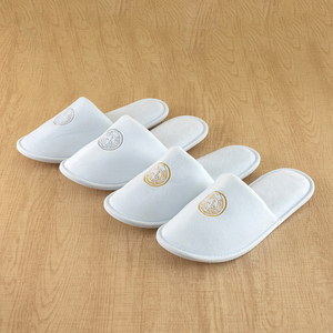 Pantoufles de spa en velours jetables de luxe personnalisées Commodités de voyage douces pour hôtels et spas avec logo personnalisé - Product Image 5