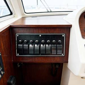 แผงสวิตช์แบบโยก 8 ช่อง พร้อมระบบป้องกันกระแสเกินสำหรับรถบ้านและรถแคมป์เปอร์ - Product Image 1