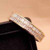 Bracelet clé Dua Lipa Training Season Style Hailey en or massif 18 carats avec diamants baguette, série High Auction Archive
