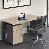Poste de travail de direction moderne au design innovant, bureau modulaire 4 places avec armoire de rangement et cloisons