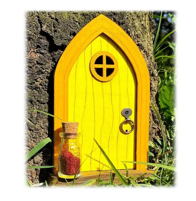 Sarı peri kapı ağaç diş peri bahçe peri masalı kapı