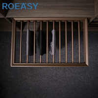 Porte-pantalons coulissant en cuir bicolore avec pinces en I pour armoires de chambre et dressing