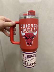 Gobelet isotherme en acier inoxydable <span class=keywords><strong>NBA</strong></span> <span class=keywords><strong>Chicago</strong></span> <span class=keywords><strong>Bulls</strong></span> 40 oz avec design de style américain, sans BPA et portable - Product Image 5