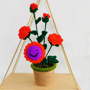 Vente en gros de poupées amigurumi au crochet faites à la main, ornements décoratifs en forme de rose, tournesol et œillet, et pots de fleurs - Product Image 3