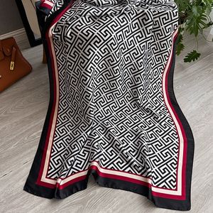 Sciarpa di <span class=keywords><strong>seta</strong></span> stampata a quadri alla moda per le donne Foulard di marca di lusso femminile copricostume da spiaggia <span class=keywords><strong>nero</strong></span> scialli e sciarpe da donna - Product Image 4