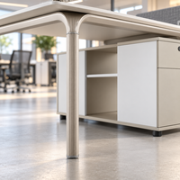 Poste de travail modulaire moderne avec écran de confidentialité, armoire de rangement, étagère ouverte et accès aux câbles pour bureaux d'employés