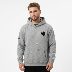 Sweat-shirt à capuche gris pour homme avec patch étoile noire et détails usés, coupe classique, style streetwear décontracté - Product Image 1