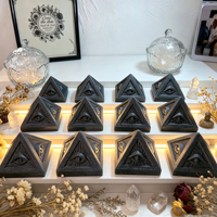 Pyramide en Shungite Naturelle à Prix Abordable avec Gravures Yeux Maléfiques pour Décoration Feng Shui, Artisanat en Cristal