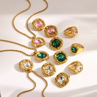 Parure bijoux tendance luxe discret zircon émeraude taille carrée, collier bague boucles d'oreilles acier inox plaqué or
