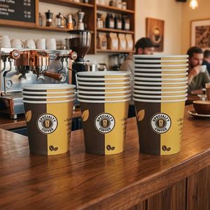 Vente en gros de gobelets en papier kraft biodégradables personnalisés de 7 oz pour boissons chaudes et froides avec couvercles - Product Image 1