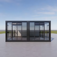 Cette petite maison conteneur combine un mur-rideau en verre noir et blanc avec une isolation intelligente et une terrasse sur le toit.
