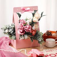 Vente en gros de papier kraft double face étanche à l'eau, panier de fleurs portable avec poignée, boîte d'emballage cadeau pour bouquet créatif de vacances