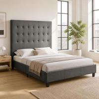 Lit plateforme moderne gris foncé rembourré avec tête de lit capitonnée haute et sommier à lattes en bois, lit double