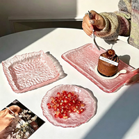 Roze onregelmatige dessertbord in Scandinavische stijl, Instagram-geïnspireerd design, exquisiete, verfijnde glazen schaal voor fruit, gebak en zoetigheden, voor thuis.