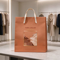 Sac en papier cartonné de luxe avec logo personnalisé, sac cadeau écologique de luxe pour l'emballage de petits produits, sacs en papier