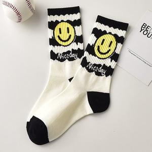 Chaussettes personnalisées de haute qualité Happy ODM Chaussettes tricotées à visage souriant Chaussettes de l'équipage décontractées pour jeunes hommes en jacquard à la mode - Product Image 4