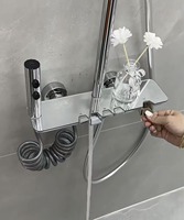 Ensemble de robinetterie de douche moderne à touches de piano pour salle de bain avec corps principal miroir et cadre de rangement intégrés dans une seule unité