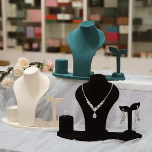 Bán Buôn Da Lộn Đồ Trang Sức Hiển Thị Đứng Trong Màu Be Đen Màu Xanh Lá Cây Màu Sắc Cho Vòng Cổ Bông Tai Vòng Showcase - Product Image 1