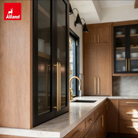 Armoires de cuisine sur mesure en noyer moderne texturé et chaleureux Alland Structural pour projets résidentiels de villas