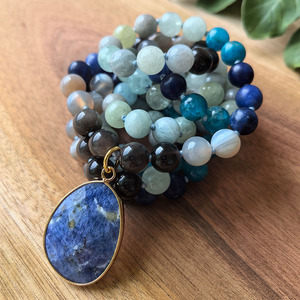 สร้อยคอมุกมาลา <span class=keywords><strong>108</strong></span> เม็ด ทำด้วยมือ, โซดาไลต์ธรรมชาติ, อะพาไทต์, อะความารีน, เกรย์ออนิกซ์, จาปามาลา, คริสตัลบำบัด, ของขวัญสำหรับโยคะและการสวดมนต์ - Product Image 4