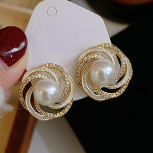 E4859 Pendientes de perlas chapados en oro blanco con diseño de flor de cristal para mujer, joyería clásica de boda - Product Image 4