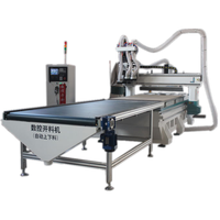 Routeur CNC 4 axes pour le bois, modèle 1530, avec système de changement d'outils automatique (ATC), servomoteur, système de contrôle Syntec, broche simple, aspiration intégrée et facile à utiliser.
