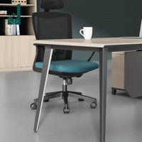 Poste de travail modulaire avec cloisons, cabines modernes pour centre d'appels avec gestion des câbles, passe-câbles et écran acoustique pour bureau du personnel