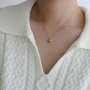 Collier tendance en acier inoxydable plaqué or 18 carats avec pendentif étoile et chaîne à maillons sertie griffe, 18 pouces, pour femme, idéal pour les soirées - Vente en gros - Product Image 1