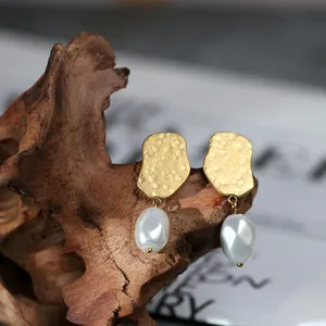 Orecchini di nicchia di fascia alta retrò opaco a forma di fantasia a forma di perla imitazione a forma di gioiello di moda con uno stile unico