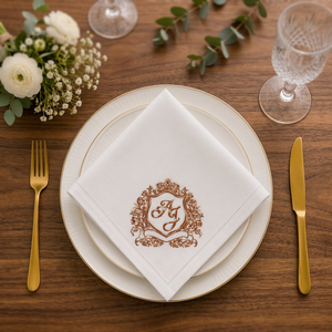 Serviette en lin blanc de qualité supérieure avec broderie monogramme |   Serviette de table personnalisée brodée avec un élégant motif de blason brun - Product Image 2