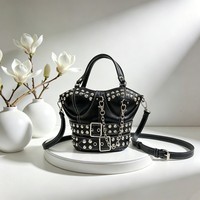 Sac de poitrine unique style punk audacieux avec rivets, fermeture éclair, doublure en polyester ; Sac à main créatif à porter à la taille pour filles audacieuses et tendance