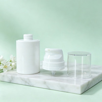 Flacon pompe sans air en plastique blanc personnalisé de 30 ml, 50 ml, 100 ml, 150 ml pour sérum, crème, lotion cosmétique avec pompe colorée
